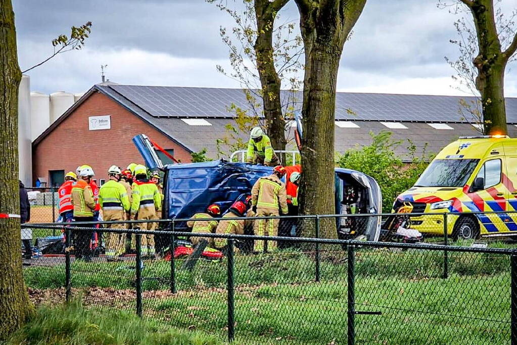 Bestelbus gekanteld na botsing