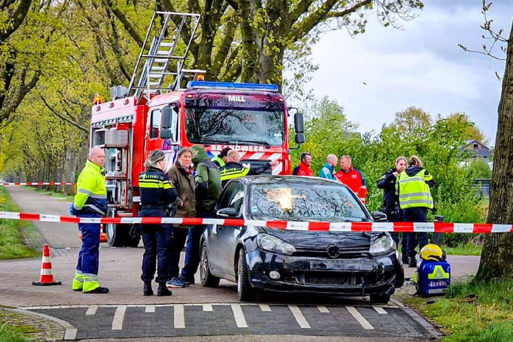 Bestelbus gekanteld na botsing