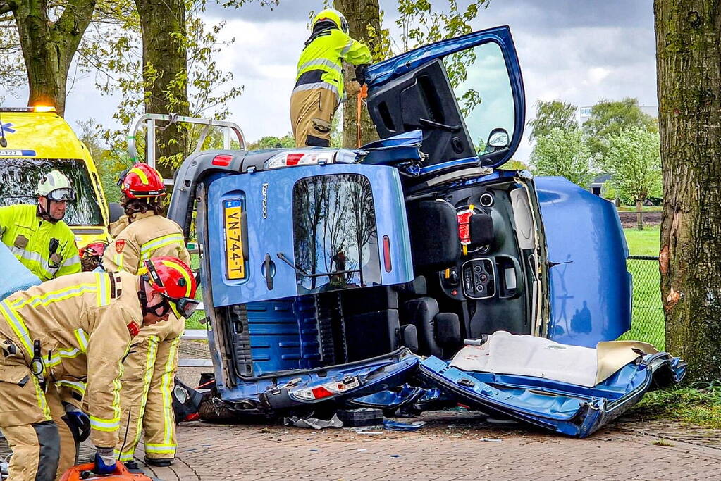 Bestelbus gekanteld na botsing