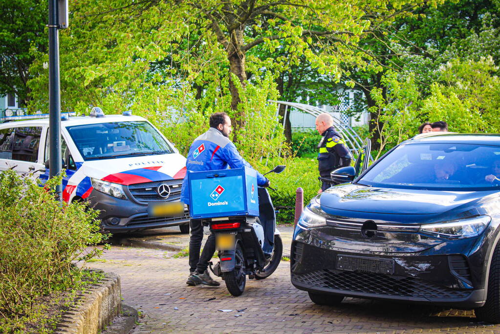 Automobilist en maaltijdbezorger in botsing