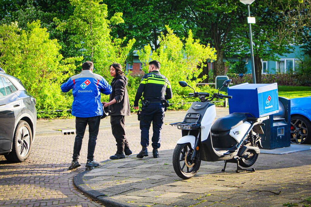 Automobilist en maaltijdbezorger in botsing