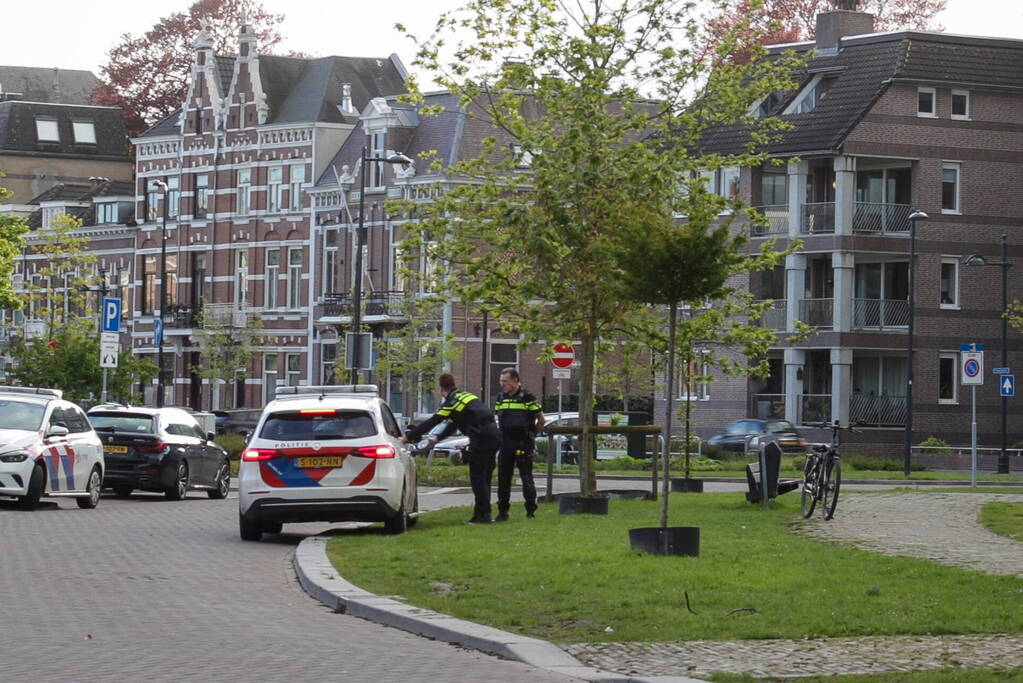 Waarschuwingsschot gelost nadat handhaver wordt gestoken door vrouw