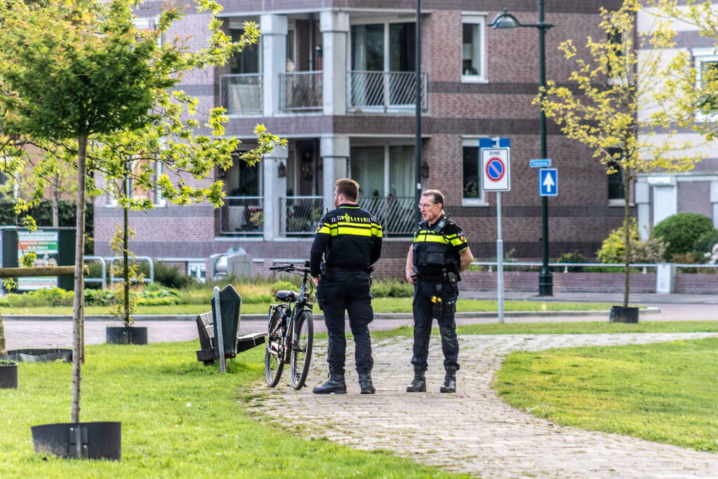 Waarschuwingsschot gelost nadat handhaver wordt gestoken door vrouw