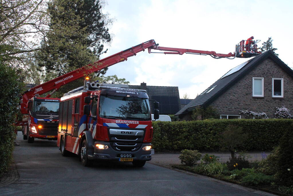 Brandweer veegt schoorsteen na brand