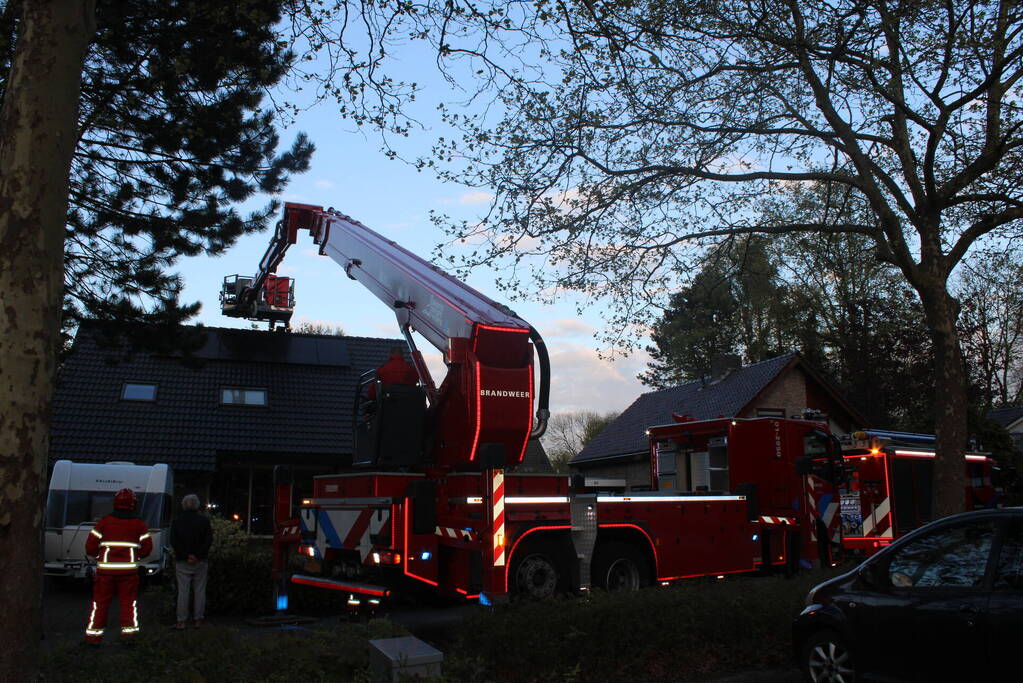 Brandweer veegt schoorsteen na brand