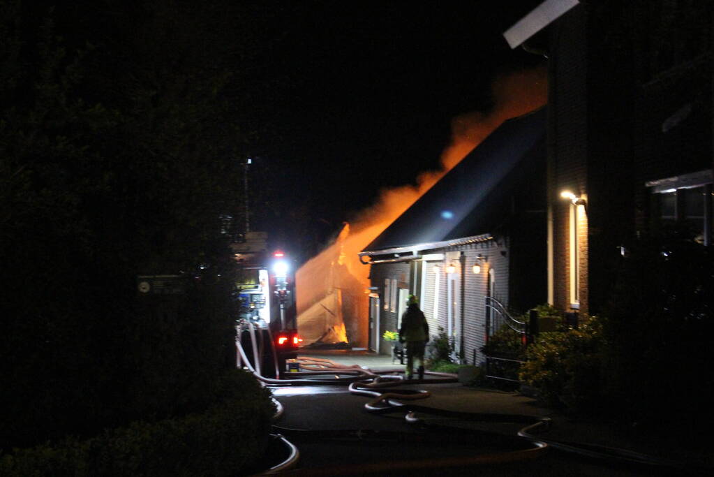 Grote uitslaande brand in stal