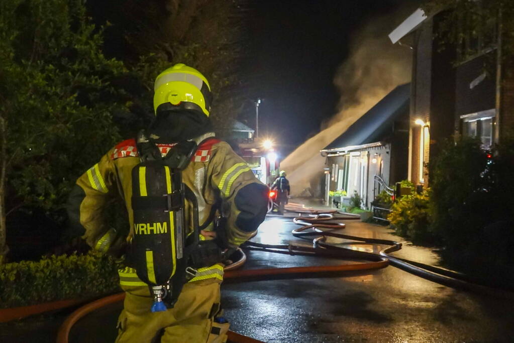 Grote uitslaande brand in stal