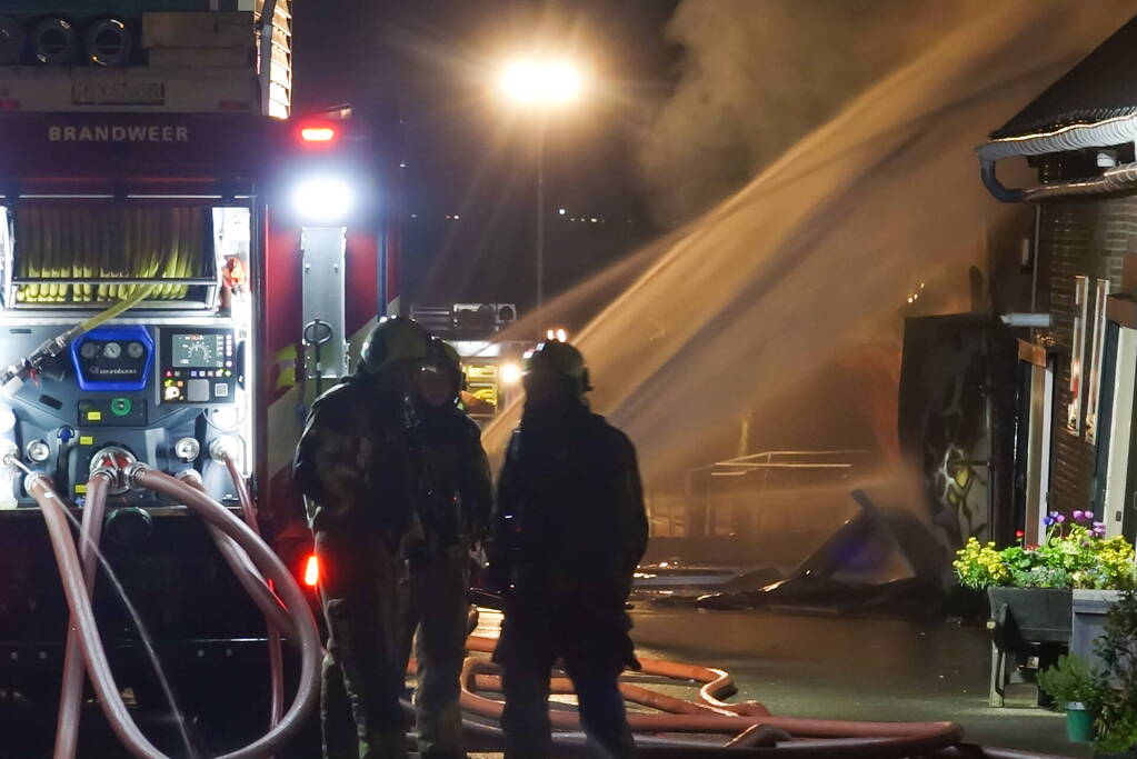 Grote uitslaande brand in stal