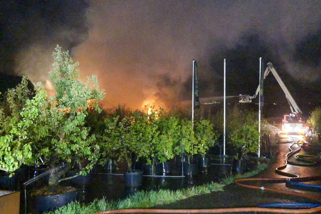 Grote uitslaande brand in stal