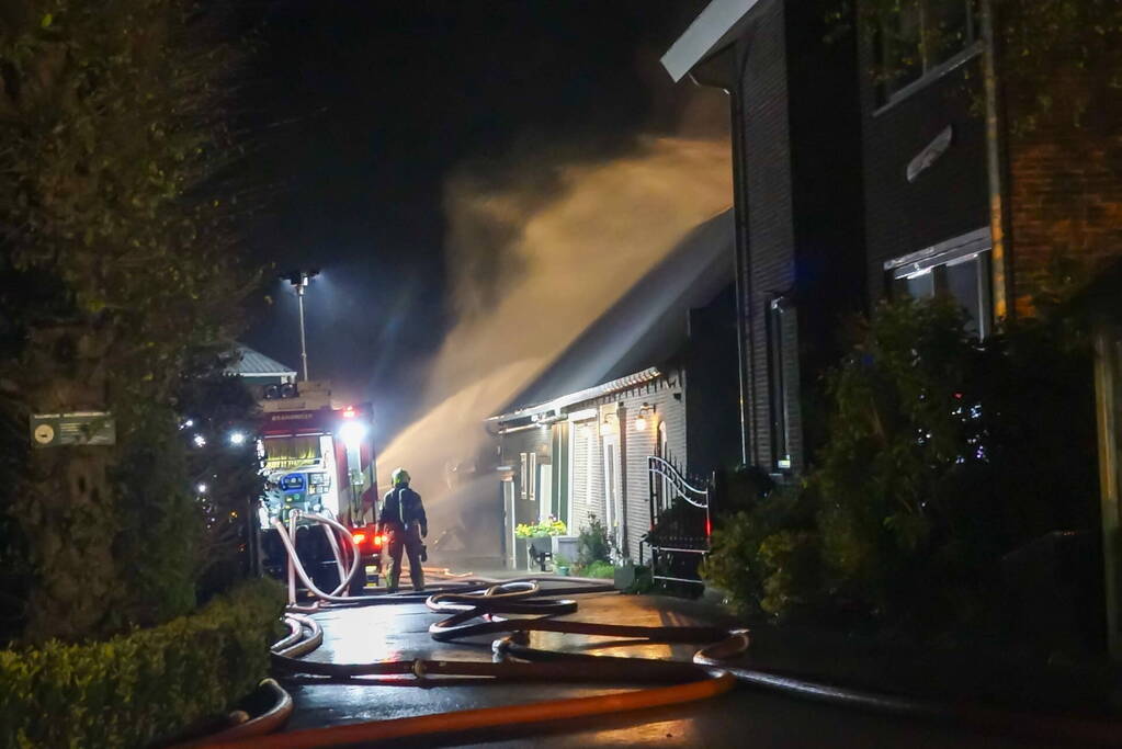 Grote uitslaande brand in stal