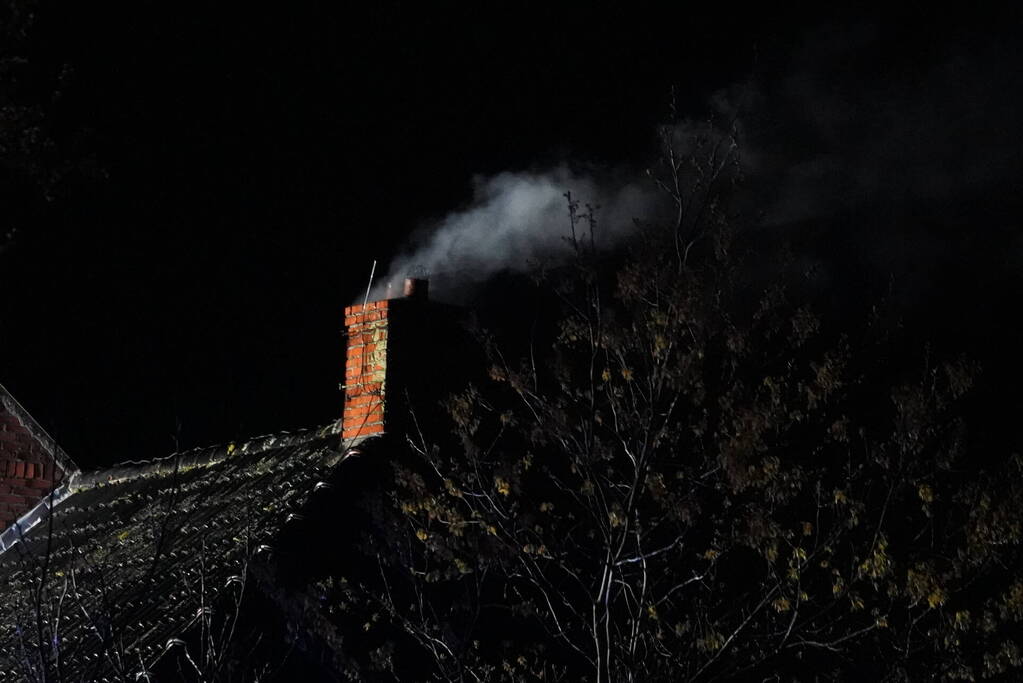 Veel rook bij schoorsteenbrand