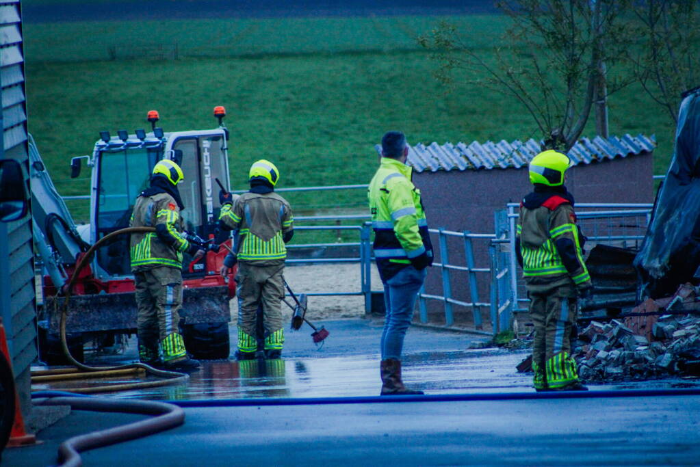 Enorme schade na verwoestende brand in stal