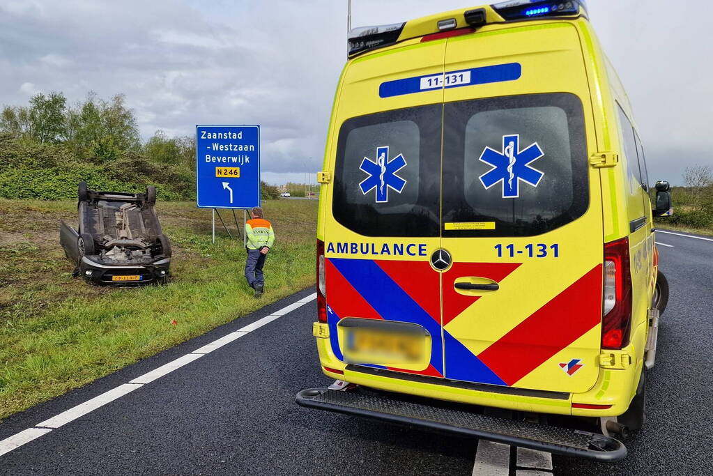 Automobilist belandt op de kop in berm