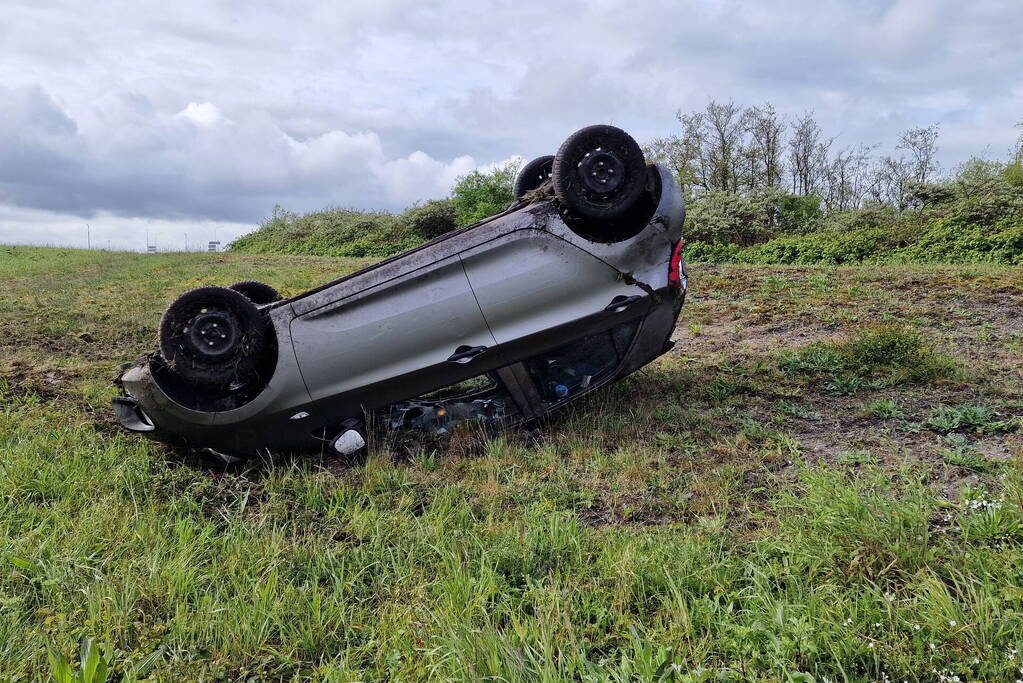 Automobilist belandt op de kop in berm