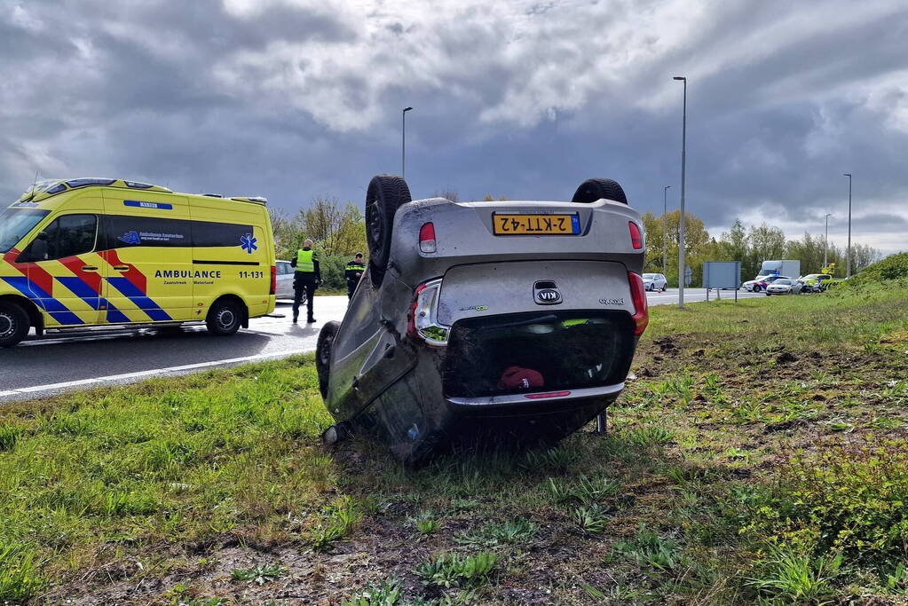 Automobilist belandt op de kop in berm