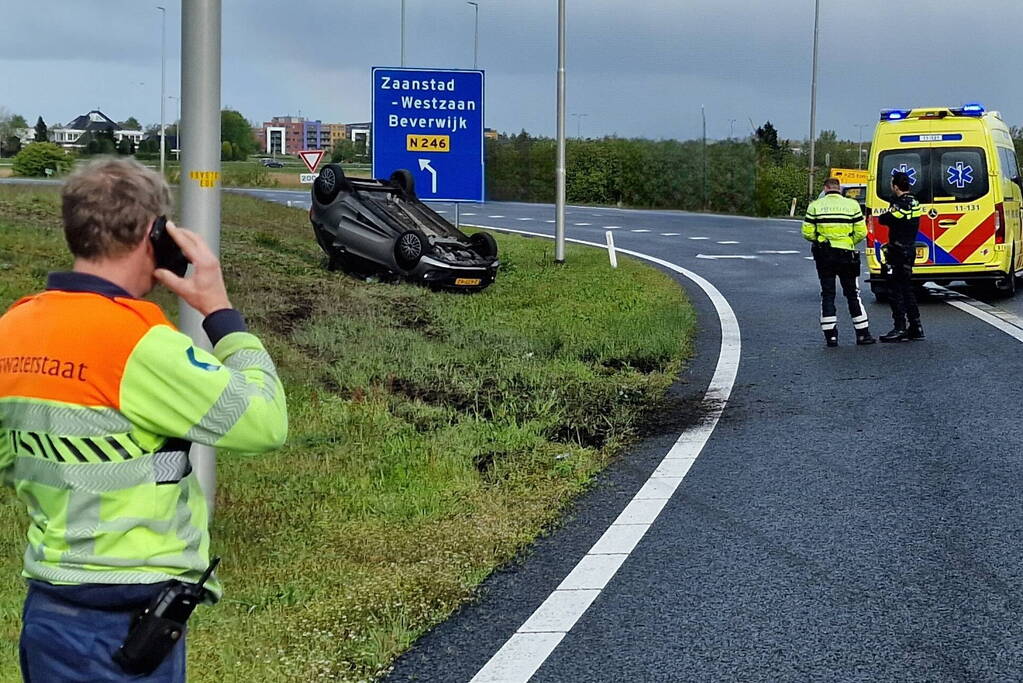 Automobilist belandt op de kop in berm