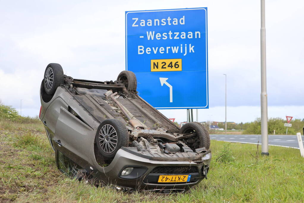 Automobilist belandt op de kop in berm