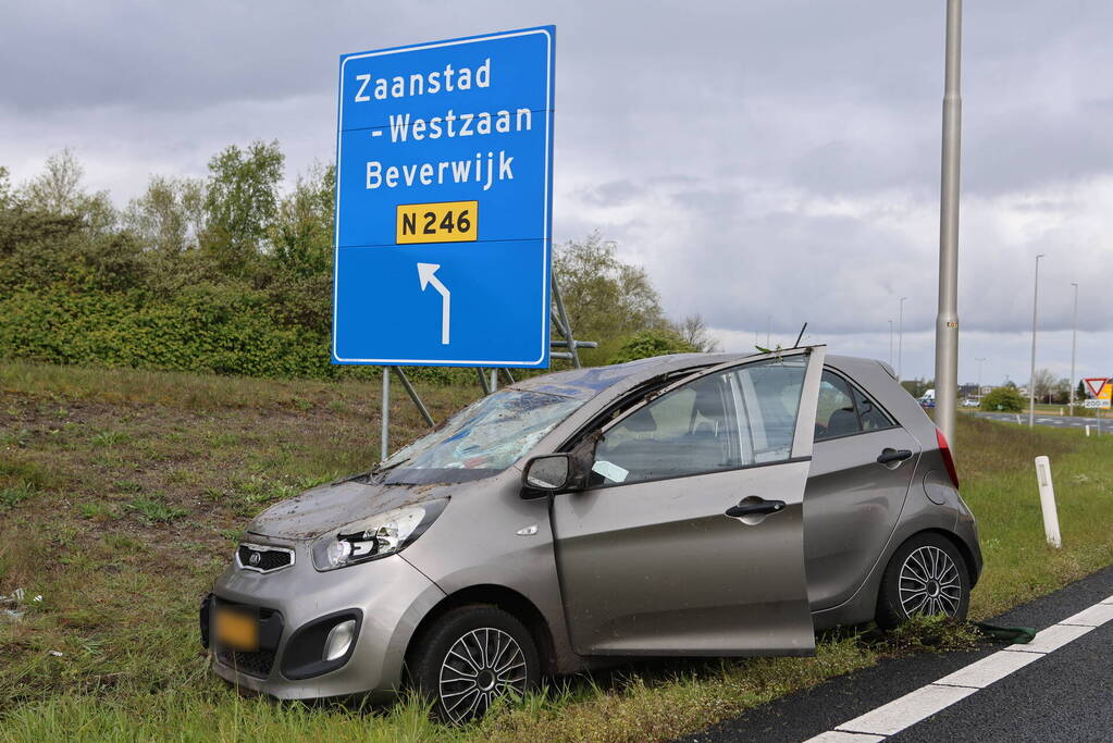 Automobilist belandt op de kop in berm