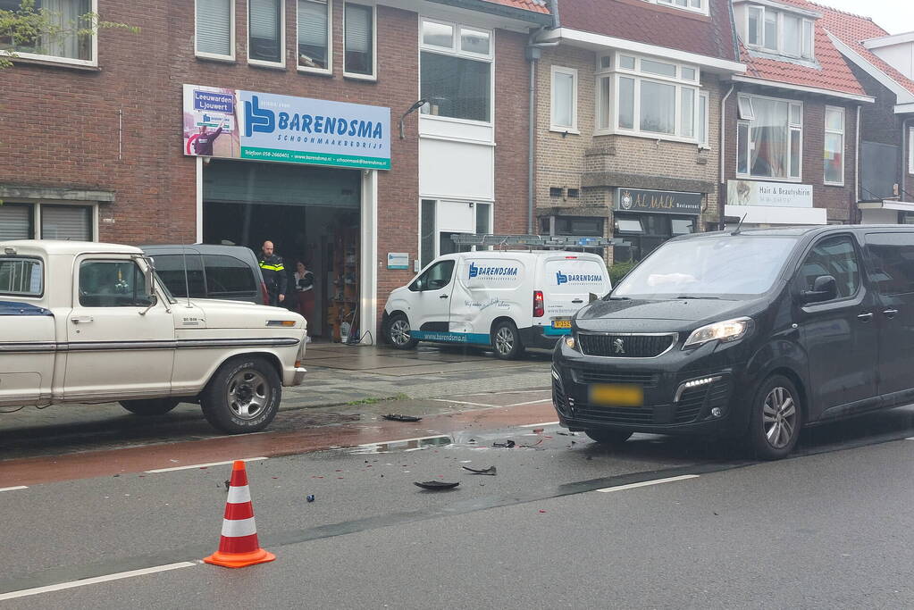 Veel schade bij ongeval tussen twee busjes