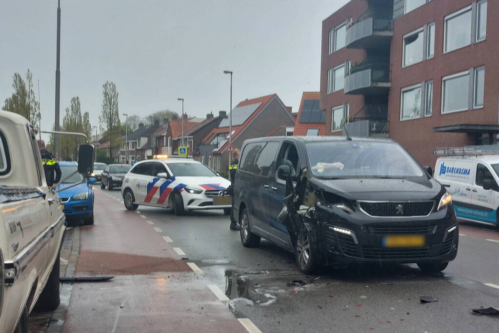 Veel schade bij ongeval tussen twee busjes