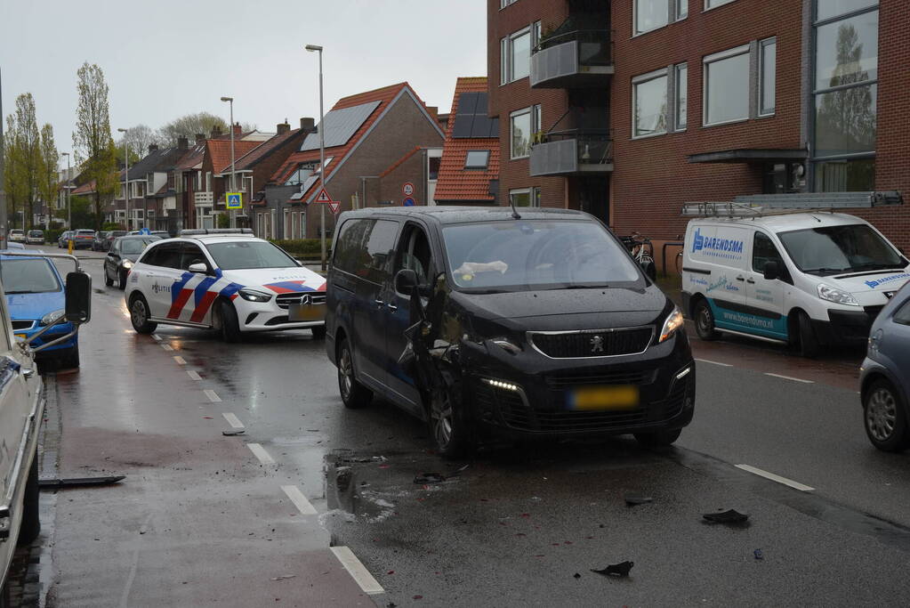 Veel schade bij ongeval tussen twee busjes