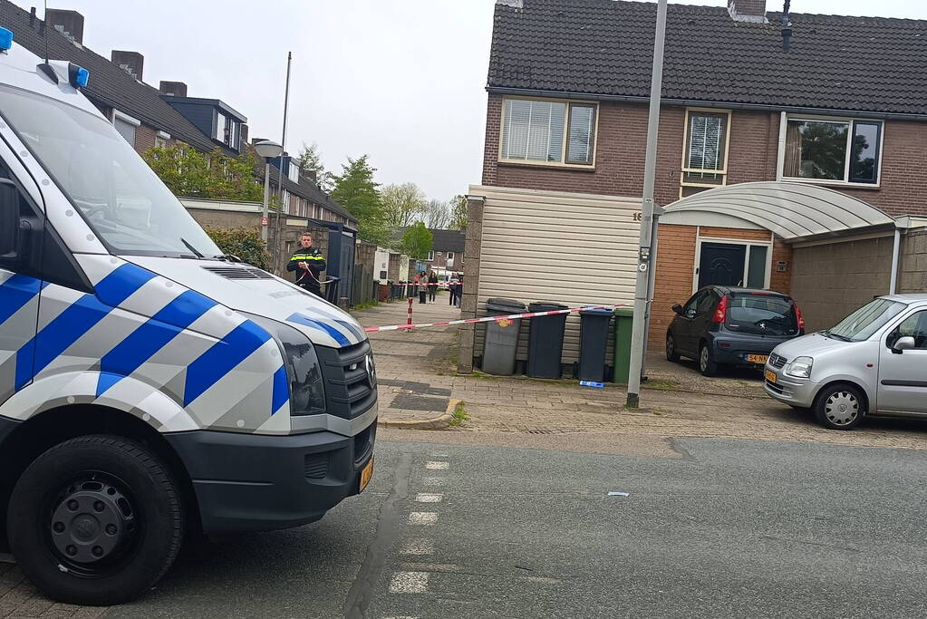 Explosief aangetroffen bij woning straat afgezet