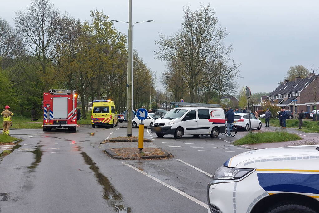 Voertuigen zwaar beschadigd na ongeval op kruising