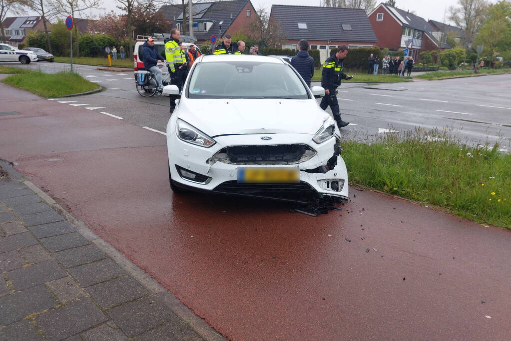 Voertuigen zwaar beschadigd na ongeval op kruising