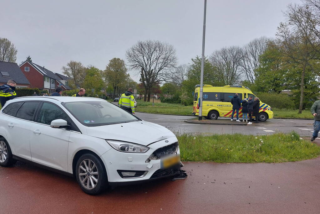 Voertuigen zwaar beschadigd na ongeval op kruising