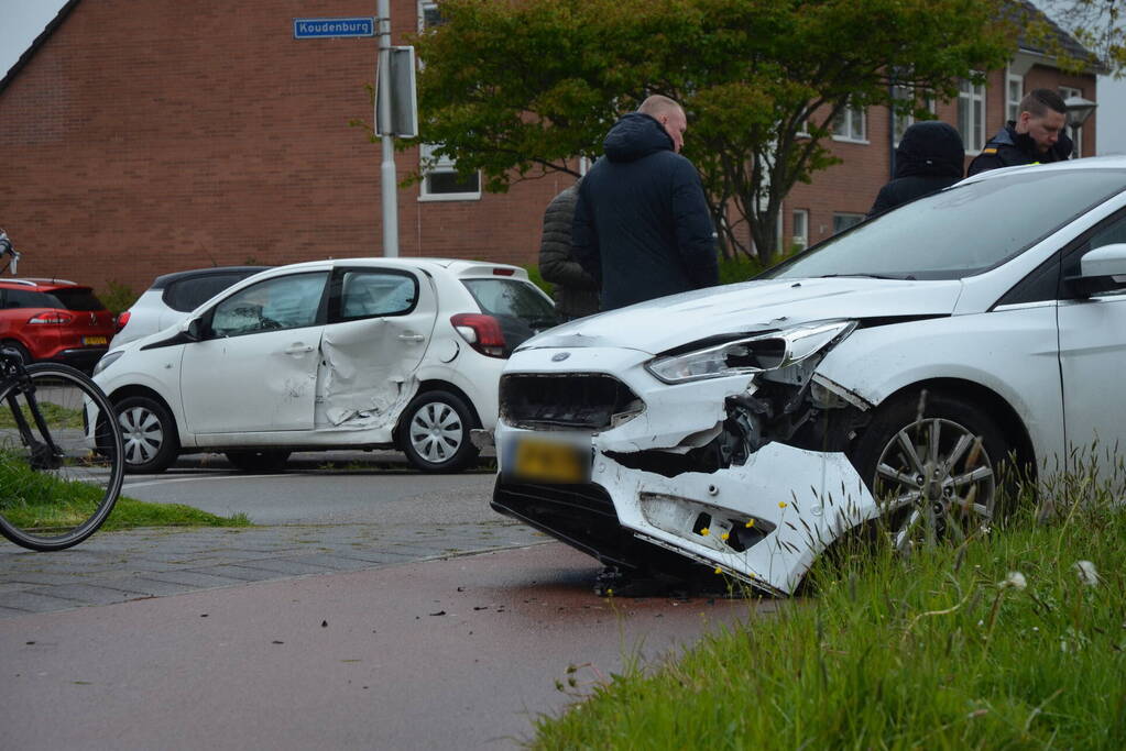 Voertuigen zwaar beschadigd na ongeval op kruising