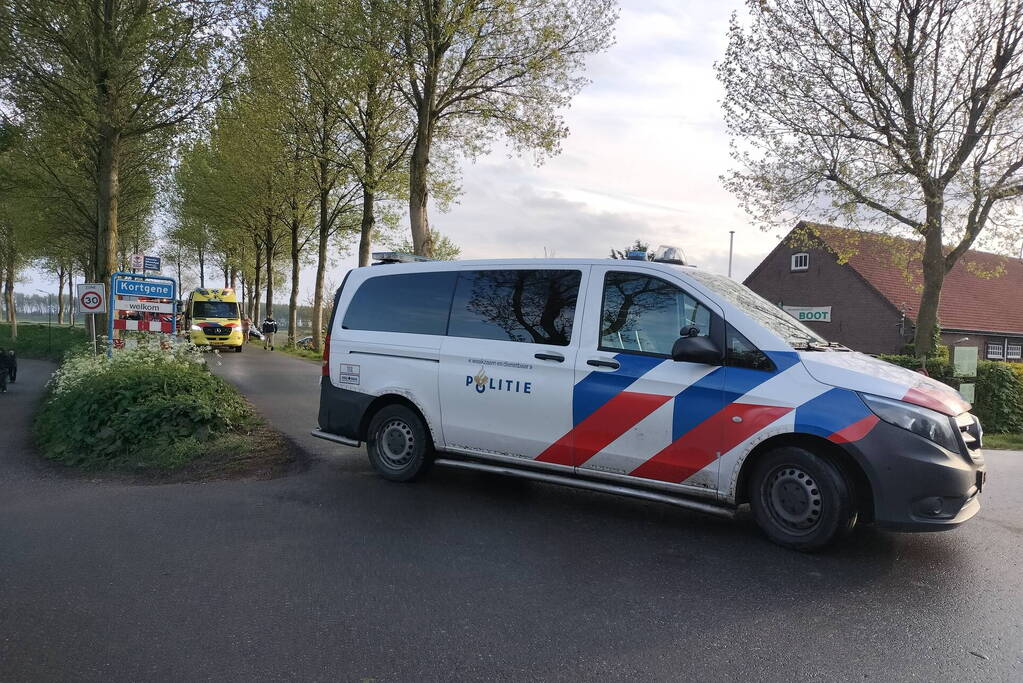 Voertuig knalt tegen boom, bestuurder ernstig gewond