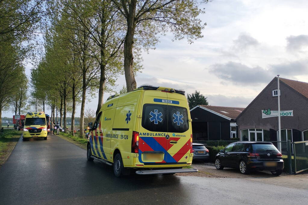 Voertuig knalt tegen boom, bestuurder ernstig gewond