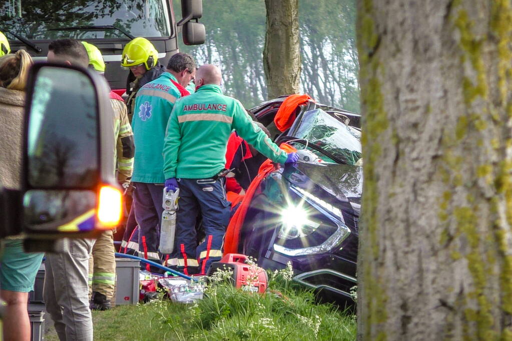 Voertuig knalt tegen boom, bestuurder ernstig gewond