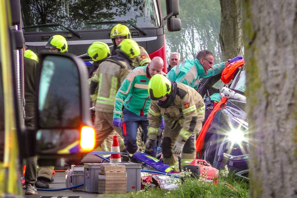 Voertuig knalt tegen boom, bestuurder ernstig gewond