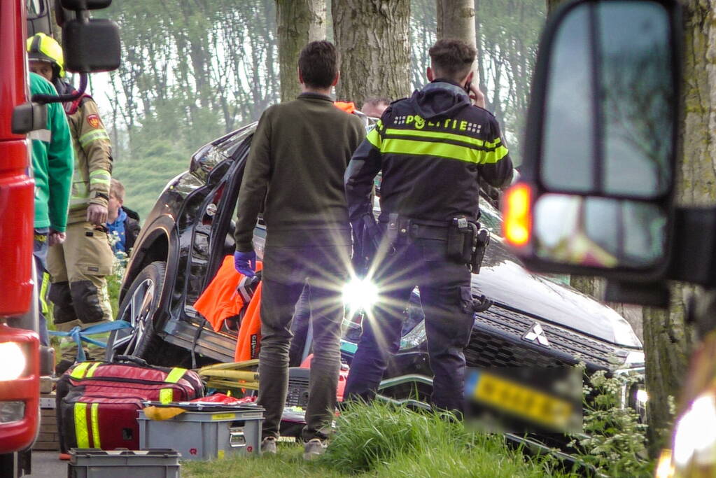 Voertuig knalt tegen boom, bestuurder ernstig gewond