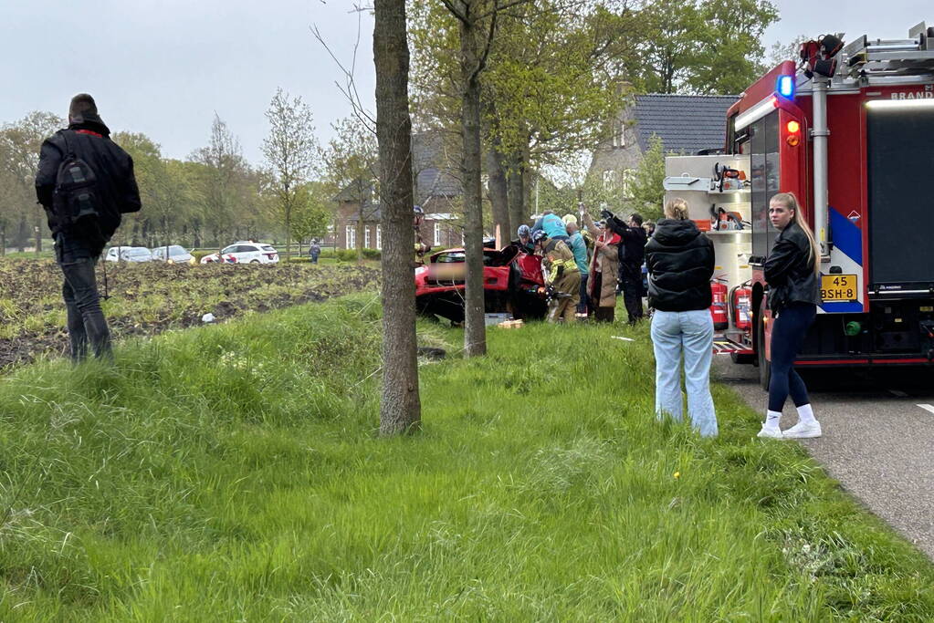 Persoon bekneld na ernstig ongeval