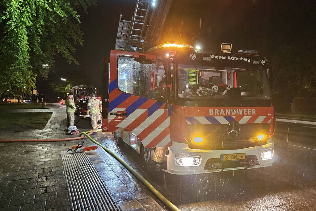 Brandweer blust brand in bijgebouw