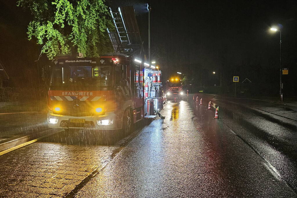 Brandweer blust brand in bijgebouw