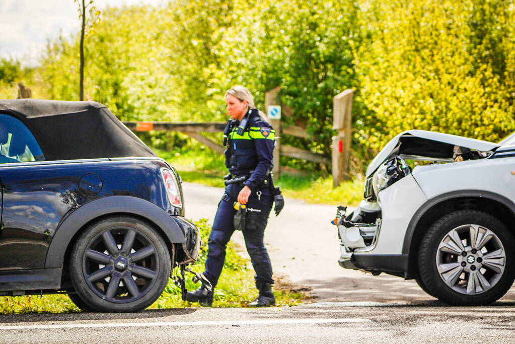 Auto's fiks beschadigd bij kop-staartbotsing