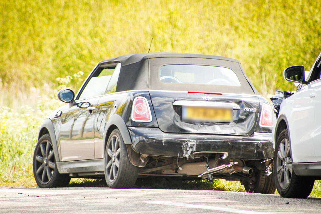 Auto's fiks beschadigd bij kop-staartbotsing