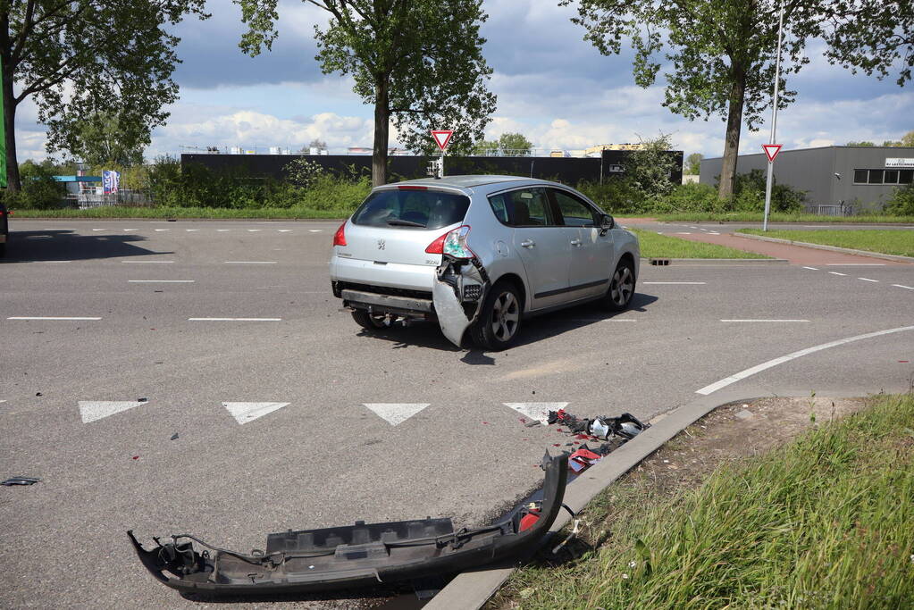 Motorrijder klapt achterop personenauto