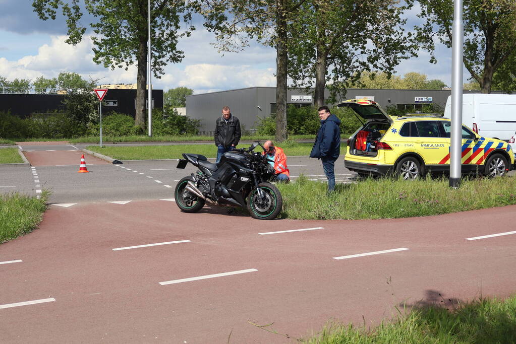 Motorrijder klapt achterop personenauto