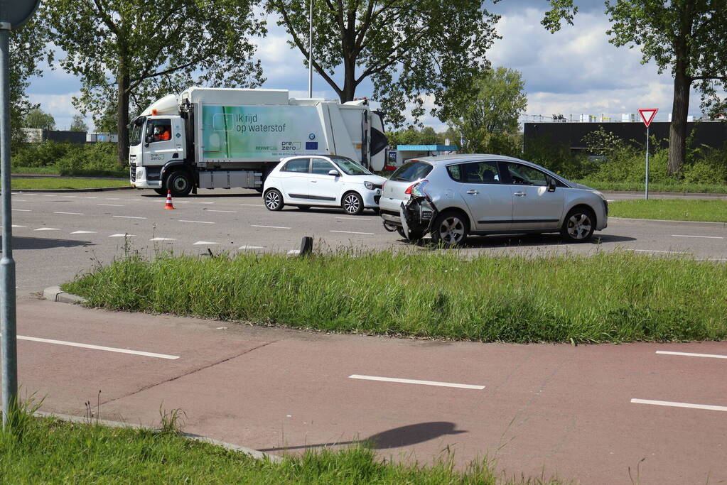 Motorrijder klapt achterop personenauto