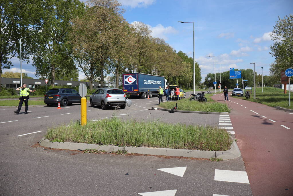 Motorrijder klapt achterop personenauto