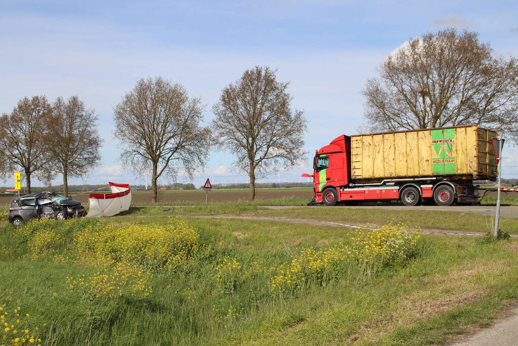 Dode bij aanrijding tussen personenauto en vrachtwagen op beruchte kruising