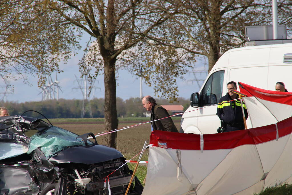 Dode bij aanrijding tussen personenauto en vrachtwagen op beruchte kruising