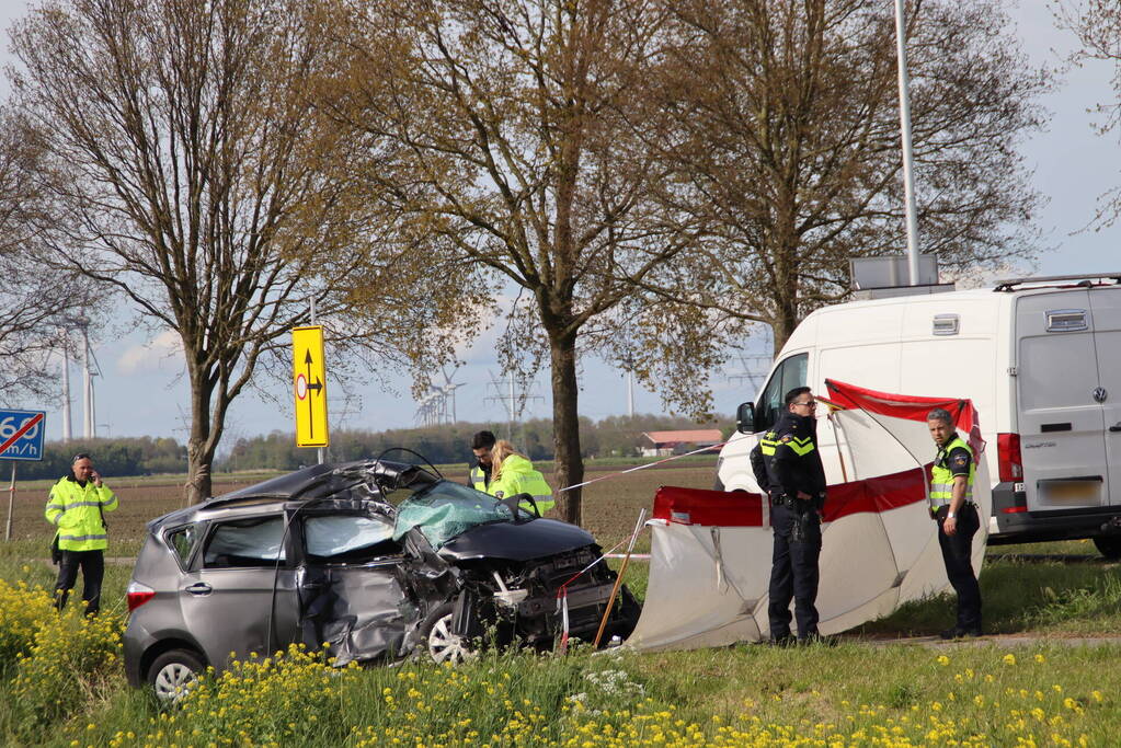 Dode bij aanrijding tussen personenauto en vrachtwagen op beruchte kruising