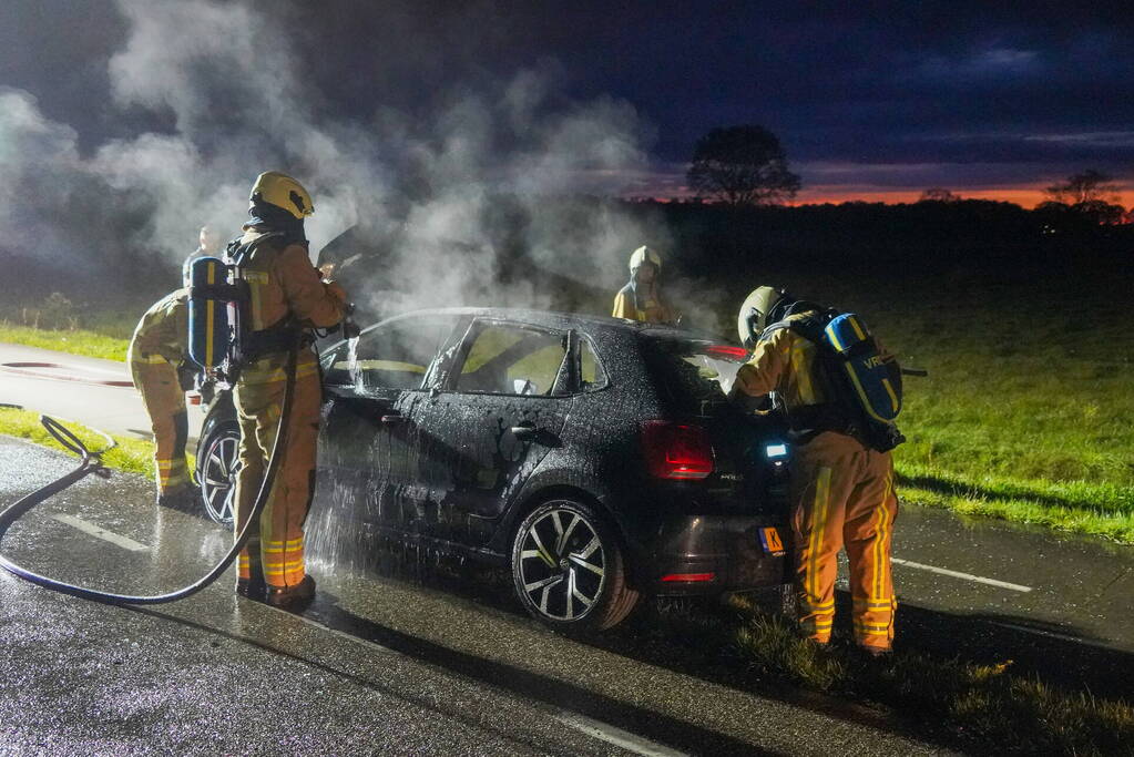 Auto vat al rijdend vlam, bestuurder komt met de schrik vrij