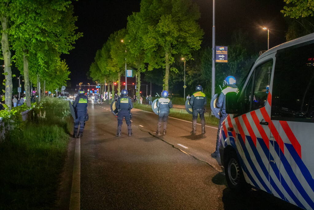 Grote inzet mobiele eenheid bij voetbalstadion tijdens wedstrijd