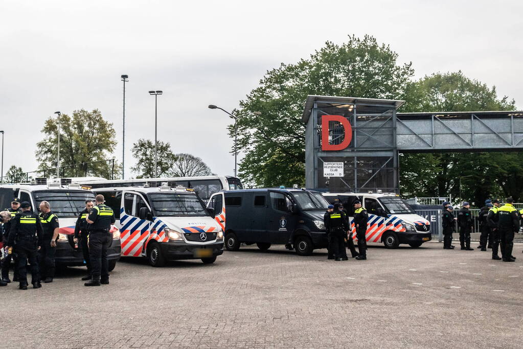 Grote inzet mobiele eenheid bij voetbalstadion tijdens wedstrijd